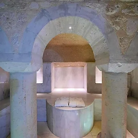Shoestring Cave House Hotel 3*